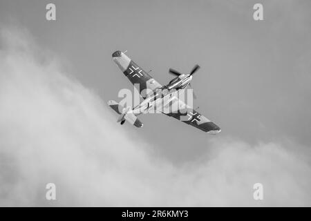 1949 Hispano HA-112 MIL Buchon „G-AWHK“ in Flugzeugen in Shuttleworth Around the World Airshow am Old Warden Aerodrome am 4. Juni 2023. Stockfoto