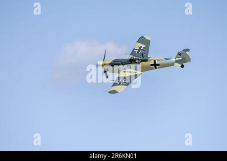 1949 Hispano HA-112 MIL Buchon „G-AWHK“ in Flugzeugen in Shuttleworth Around the World Airshow am Old Warden Aerodrome am 4. Juni 2023. Stockfoto