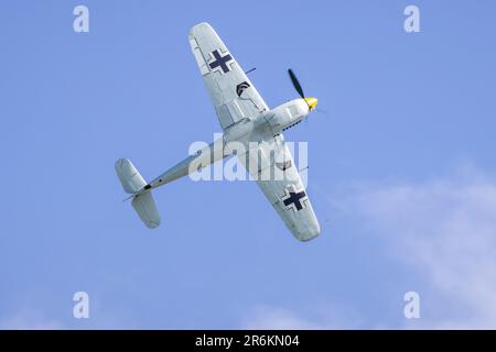 1949 Hispano HA-112 MIL Buchon „G-AWHK“ in Flugzeugen in Shuttleworth Around the World Airshow am Old Warden Aerodrome am 4. Juni 2023. Stockfoto