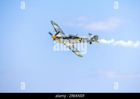 1949 Hispano HA-112 MIL Buchon „G-AWHK“ in Flugzeugen in Shuttleworth Around the World Airshow am Old Warden Aerodrome am 4. Juni 2023. Stockfoto