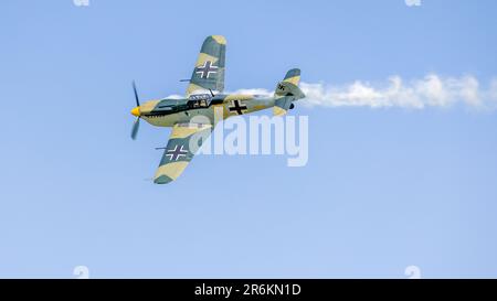 1949 Hispano HA-112 MIL Buchon „G-AWHK“ in Flugzeugen in Shuttleworth Around the World Airshow am Old Warden Aerodrome am 4. Juni 2023. Stockfoto