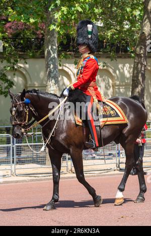 Westminster, London, Großbritannien. 10. Juni 2023. Trooping the Colour findet am 17. Juni statt und wird der erste unter König Karl III. Sein Die Überprüfung ist eine abschließende Bewertung der Militärparade vor der vollständigen Veranstaltung nächste Woche. Für 2023 wird die Farbe vom 1. Bataillon der Walisischen Garde getarnt. Die Truppen gaben die Mall zur Überprüfung der Horse Guards Parade weiter, bevor sie zurückkehrten. Prinz William, der Prinz von Wales, nach der Überprüfung der Truppen Stockfoto