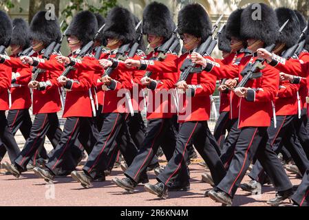 Westminster, London, Großbritannien. 10. Juni 2023. Trooping the Colour findet am 17. Juni statt und wird der erste unter König Karl III. Sein Die Überprüfung ist eine abschließende Bewertung der Militärparade vor der vollständigen Veranstaltung nächste Woche. Die Truppen gaben die Mall zur Überprüfung der Horse Guards Parade weiter, bevor sie zurückkehrten. Die Schotten marschieren Stockfoto