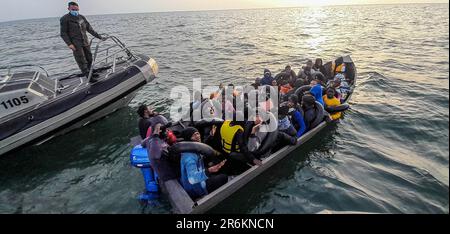 9. Juni 2023: Sfax, Tunesien. 09. Juni 2023 Migranten südlich der Sahara, die versuchen, nach Italien zu überqueren, werden von der tunesischen Nationalgarde vor der Küste von Sfax in Tunesien abgefangen und blockiert. Die Region Sfax mit ihrer langen Küste ist ein wichtiger Knotenpunkt für Migranten, die eine gefährliche Reise über das Mittelmeer Unternehmen, um Italien zu erreichen (Kreditbild: © Hasan mrad/IMAGESLIVE via ZUMA Press Wire), NUR REDAKTIONELLE VERWENDUNG! Nicht für den kommerziellen GEBRAUCH! Kredit: ZUMA Press, Inc./Alamy Live News Stockfoto