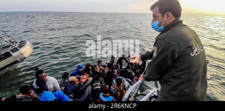 9. Juni 2023: Sfax, Tunesien. 09. Juni 2023 Migranten südlich der Sahara, die versuchen, nach Italien zu überqueren, werden von der tunesischen Nationalgarde vor der Küste von Sfax in Tunesien abgefangen und blockiert. Die Region Sfax mit ihrer langen Küste ist ein wichtiger Knotenpunkt für Migranten, die eine gefährliche Reise über das Mittelmeer Unternehmen, um Italien zu erreichen (Kreditbild: © Hasan mrad/IMAGESLIVE via ZUMA Press Wire), NUR REDAKTIONELLE VERWENDUNG! Nicht für den kommerziellen GEBRAUCH! Kredit: ZUMA Press, Inc./Alamy Live News Stockfoto