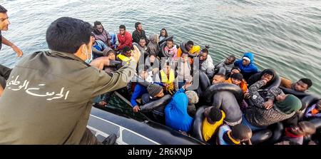 9. Juni 2023: Sfax, Tunesien. 09. Juni 2023 Migranten südlich der Sahara, die versuchen, nach Italien zu überqueren, werden von der tunesischen Nationalgarde vor der Küste von Sfax in Tunesien abgefangen und blockiert. Die Region Sfax mit ihrer langen Küste ist ein wichtiger Knotenpunkt für Migranten, die eine gefährliche Reise über das Mittelmeer Unternehmen, um Italien zu erreichen (Kreditbild: © Hasan mrad/IMAGESLIVE via ZUMA Press Wire), NUR REDAKTIONELLE VERWENDUNG! Nicht für den kommerziellen GEBRAUCH! Kredit: ZUMA Press, Inc./Alamy Live News Stockfoto