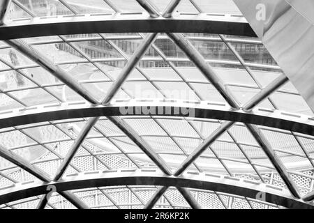 Panoramafenster, Stahlkonstruktionen, Glaswand. Nur-Alem-Kugel im ausstellungsgelände expo 2017. Futuristisches Interieur. Astana Nur-Sultan, Kasachstan - 10 Stockfoto