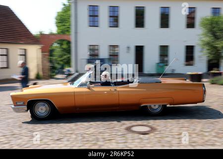 Wolmirstedt, Deutschland. 10. Juni 2023. Torsten Parschat tritt in seinem 1968 Cadillac Deville auf dem Ohre Classic 13. an. 110 Teilnehmer nehmen mit ihrem Auto an der Oldtimer-Veranstaltung Teil. Vom Ausgangspunkt an der Schlossdomäne Wolmirstedt werden Oldtimer-Fans dieses Jahr durch den Norden von Sachsen-Anhalt fahren. Kredit: Peter Gercke/dpa/Alamy Live News Stockfoto