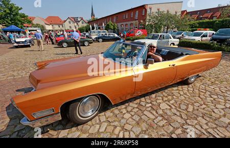 Wolmirstedt, Deutschland. 10. Juni 2023. Torsten Parschat tritt in seinem 1968 Cadillac Deville auf dem Ohre Classic 13. an. 110 Teilnehmer nehmen mit ihrem Auto an der Oldtimer-Veranstaltung Teil. Vom Ausgangspunkt an der Schlossdomäne Wolmirstedt werden Oldtimer-Fans dieses Jahr durch den Norden von Sachsen-Anhalt fahren. Kredit: Peter Gercke/dpa/Alamy Live News Stockfoto