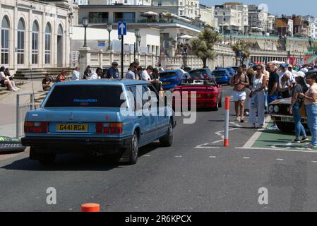 Ein Volvo und TVR, die auf dem Madeira Drive am London to Brighton Modern Classic Car Run ankommen, der vom Brooklands Museum aus startet. Stockfoto