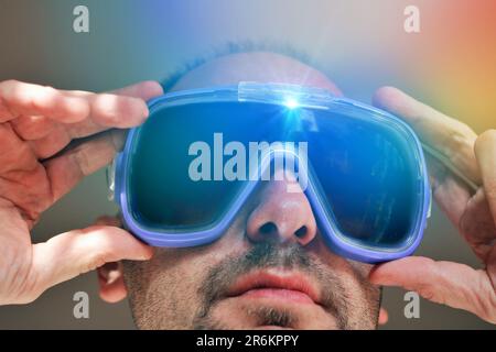 Junger bärtiger Mann, der ein futuristisches Headset für ein Betriebssystem für die räumliche Datenverarbeitung trägt. Stockfoto