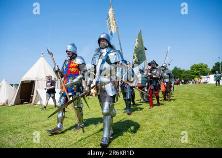 London, Großbritannien. 10. Juni 2023 Nachbildungen nehmen am Barnet Medieval Festival im Norden Londons Teil. Es ist das einzige mittelalterliche Festival der Hauptstadt und widmet sich der Verwicklung der Menschen in die Geschichte der Schlacht von Barnet und ihre Bedeutung in den Rosenkriegen. In der Schlacht um Barnet führte Edward IV. Seine Yorkisten-Armee am 14. April 1471 zum Sieg gegen die lancastrianischen Streitkräfte unter der Führung des Earl of Warwick. Kredit: Stephen Chung / Alamy Live News Stockfoto