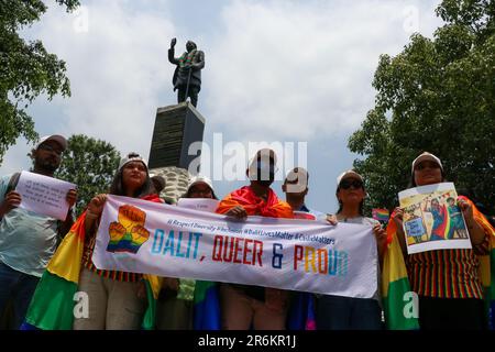 Kathmandu, Nepal. 10. Juni 2023. Am 10. Juni 2023 in Kathmandu, Nepal. Mitglieder der LGBTQ-Community nehmen an der jährlichen „Pride Parade“ Teil. Hunderte nepalesischer Jugendlicher und Mitglieder der LGBTQ-Gemeinde nahmen an einer „Pride Parade“ in der Hauptstadt Teil. Jedes Jahr wird der Juni als Pride Month gekennzeichnet. Kredit: SIPA USA/Alamy Live News Stockfoto