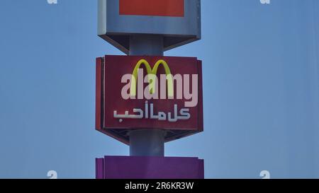 Casablanca, Marokko - 05 19 2016: MC Donalds-Schild in arabischer Sprache in der Nähe von Casablanca in Marokko. Stockfoto