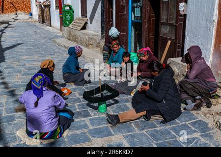 Einheimische Frauen, die traditionelles Weben im Dorf Lo-Manthang, Königreich Mustang, Himalaya, Nepal, Asien praktizieren Stockfoto