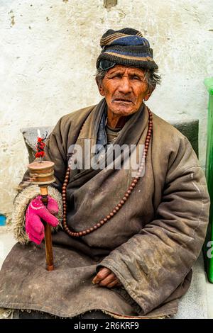 Alter Mann mit Gebetsrad in der Hand, Königreich Mustang, Nepal, Asien Stockfoto