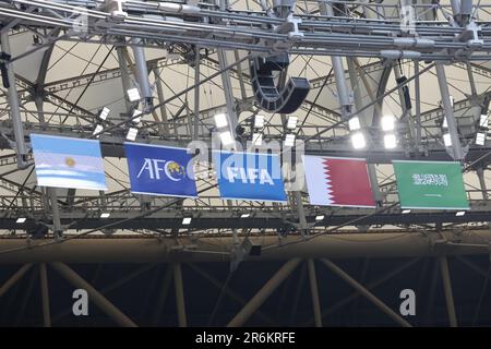 Lusail, Katar, 22. November 2022. Offizielle Flaggen während des Spiels zwischen der argentinischen Nationalmannschaft und der Saudi-Arabischen Nationalmannschaft, Match 8 FIFA World Stockfoto