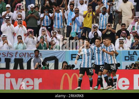 Lusail, Katar, 22. November 2022. Lautaro Martinez feiert das zweite Tor seiner Mannschaft, den Punktestand zu erreichen, und der Var bestätigt während des Spiels b nicht Stockfoto