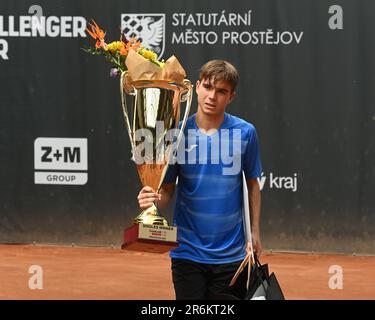 Prostejov, Tschechische Republik. 10. Juni 2023. Dalibor Svrcina posiert mit der Trophäe, als er das Singles-Finale der UniCredit Czech Open 30. gewann, 10. Juni 2023, Prostejov. Kredit: Ludek Perina/CTK Photo/Alamy Live News Stockfoto