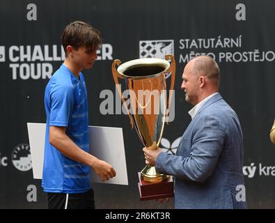 Prostejov, Tschechische Republik. 10. Juni 2023. Ondrej Sebek, Vorsitzender der Nationalen Sportagentur, gibt die Trophäe an Dalibor Svrcina, als er das Singles-Finale der UniCredit Czech Open 30., 10. Juni 2023, Prostejov, gewann. Kredit: Ludek Perina/CTK Photo/Alamy Live News Stockfoto