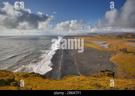 Ein Blick von der Insel Dyrholaey entlang eines riesigen vulkanischen schwarzen Sandstrands, nahe der Stadt Vik, an der Südküste Islands, Polarregionen Stockfoto