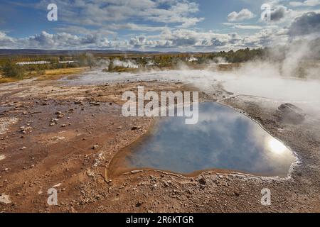 Ein dampfender vulkanischer Pool bei Geysir, im Golden Circle, im Südwesten Islands, Polarregionen Stockfoto