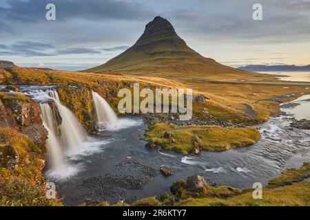 Mount Kirkjufell und Kirkjufellsfoss Falls, in der Nähe des Hafens von Grundarfjordur, Halbinsel Snaefellsnes, Westisland, Polarregionen Stockfoto