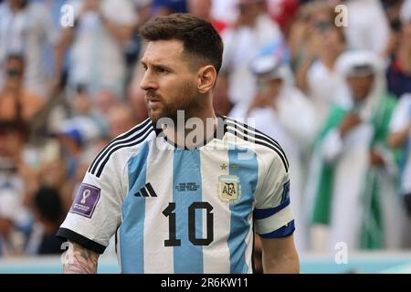 Lusail, Katar, 22. November 2022. Leo Messi nähert sich während des Spiels zwischen der argentinischen Nationalmannschaft und der Saudi-Arabischen Nationalmannschaft, Match 8 FIFA wo Stockfoto