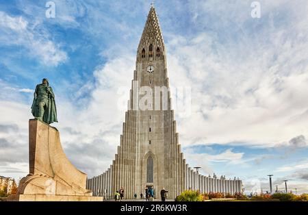 Der Turm der Hallgrimskirkja-Kirche im Zentrum von Reykjavik, Island, Polarregionen, mit einer Statue von Leifur Eriksson, dem Gründer Islands Stockfoto