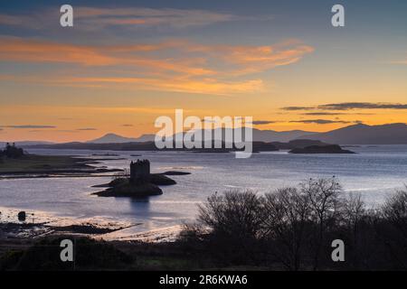 Sonnenuntergang über Castle Stalker und Loch Linnhe, Argyll, Schottland, Großbritannien, Europa Stockfoto