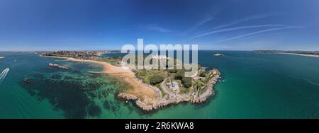 Panoramablick aus der Vogelperspektive auf die Halbinsel Magdalena, eine 69 Hektar große Halbinsel in der Nähe des Eingangs zur Bucht von Santander Stockfoto