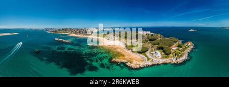 Panoramablick von der Drohne auf die Halbinsel Magdalena, eine 69 Hektar große Halbinsel in der Nähe des Eingangs zur Bucht von Santander in der Stadt Santander Stockfoto