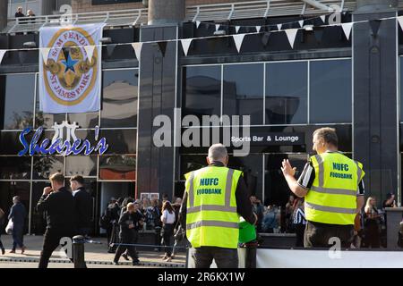 Newcastle, Großbritannien - 9.6.23 Szenen vor dem St. James Park, der Heimat von Newcastle United, am ersten Abend von zwei ausverkauften Auftritten von Sam Fender. Foto: Jill O'Donnell/Alamy Live News Stockfoto