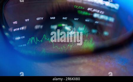 Warschau, Polen. 10. Juni 2023. Dow-Jones-Indexgrafiken werden in der Brille eines Mannes in diesem Abbildungsfoto am 10. Juni 2023 in Warschau, Polen, dargestellt. Das globale Wachstum hat sich stark verlangsamt, und das Risiko finanzieller Belastungen in den Schwellenländern und Entwicklungsländern (EMDEs) steigt inmitten der weltweit erhöhten Zinssätze, so der jüngste Bericht der Weltbank über die globalen Wirtschaftsaussichten. Das globale Wachstum wird sich den Projektionen zufolge von 3,1 % im Jahr 2022 auf 2,1 % im Jahr 2023 verlangsamen. (Foto: Jaap Arriens/Sipa USA) Guthaben: SIPA USA/Alamy Live News Stockfoto