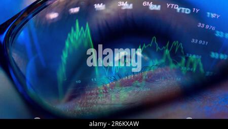 Warschau, Polen. 10. Juni 2023. Dow-Jones-Indexgrafiken werden in der Brille eines Mannes in diesem Abbildungsfoto am 10. Juni 2023 in Warschau, Polen, dargestellt. Das globale Wachstum hat sich stark verlangsamt, und das Risiko finanzieller Belastungen in den Schwellenländern und Entwicklungsländern (EMDEs) steigt inmitten der weltweit erhöhten Zinssätze, so der jüngste Bericht der Weltbank über die globalen Wirtschaftsaussichten. Das globale Wachstum wird sich den Projektionen zufolge von 3,1 % im Jahr 2022 auf 2,1 % im Jahr 2023 verlangsamen. (Foto: Jaap Arriens/Sipa USA) Guthaben: SIPA USA/Alamy Live News Stockfoto