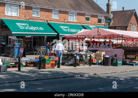 Marktstände auf dem wöchentlichen Donnerstagsmarkt von Wendover in der High Street, Stadtzentrum von Wendover, Buckinghamshire, England, Großbritannien Stockfoto