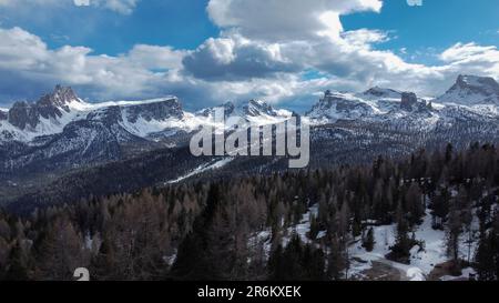 Panoramablick auf Croda da Lago, Lastoni di Formin, Ra gusela, Nuvolao, Cinque torri und Cortina d'Ampezzo Dolomiten Stockfoto