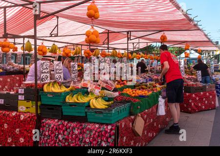 Marktstände auf dem wöchentlichen Donnerstagsmarkt von Wendover in der High Street, Stadtzentrum von Wendover, Buckinghamshire, England, Großbritannien Stockfoto