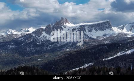 Panorama der Dolomiten von Cortina, Croda da Lago, Lastoni di Formin bedeckt von Schnee, Belluno, Italien, Europa Stockfoto