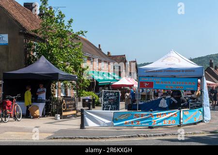 Marktstände auf dem wöchentlichen Donnerstagsmarkt von Wendover in der High Street, Stadtzentrum von Wendover, Buckinghamshire, England, Großbritannien Stockfoto