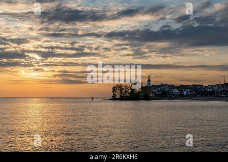 Ijsselmeer in Urk, Niederlande bei Sonnenuntergang Stockfoto