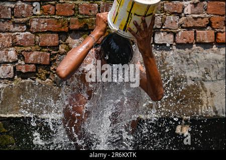 New Delhi, Delhi, Indien. 10. Juni 2023. Ein Mann badet mit einem Eimer Wasser an einem heißen Sommertag in Neu-Delhi, Indien, am 10. Juni 2023. (Kreditbild: © Kabir Jhangiani/ZUMA Press Wire) NUR REDAKTIONELLE VERWENDUNG! Nicht für den kommerziellen GEBRAUCH! Kredit: ZUMA Press, Inc./Alamy Live News Stockfoto