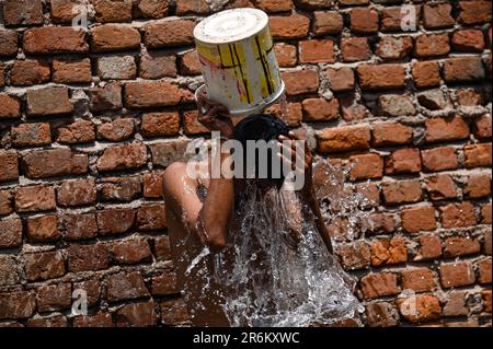 New Delhi, Delhi, Indien. 10. Juni 2023. Ein Mann badet mit einem Eimer Wasser an einem heißen Sommertag in Neu-Delhi, Indien, am 10. Juni 2023. (Kreditbild: © Kabir Jhangiani/ZUMA Press Wire) NUR REDAKTIONELLE VERWENDUNG! Nicht für den kommerziellen GEBRAUCH! Kredit: ZUMA Press, Inc./Alamy Live News Stockfoto