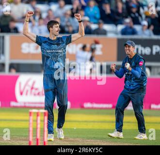 Derbyshires George Scrimshaw feiert ein Wicket mit Wayne Madsen in einem Vitalitätsspiel T20 gegen Nottinghamshire Outlaws. Stockfoto