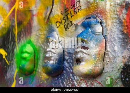 Nahaufnahme von Kunstwerken an der John Lennon-Mauer, Prag, Böhmen, Tschechien, Europa Stockfoto