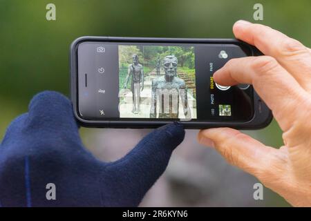 Details der Hände mit Handystatuen am Denkmal für die Opfer des Kommunismus, Prag, Böhmen, Tschechische Republik (Tschechien), Europa Stockfoto