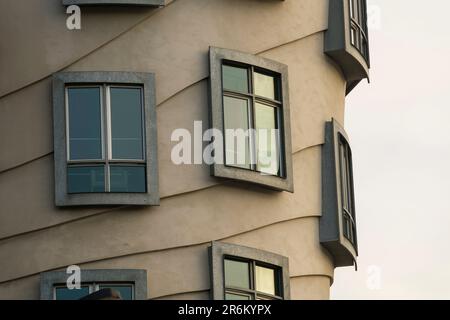 Detail der Fenster des Tanzenden Hauses (Fred und Ginger Haus), Prag, Böhmen, Tschechische Republik (Tschechien), Europa Stockfoto