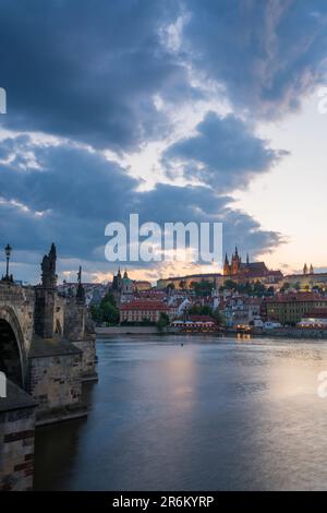 Prager Burg und Karlsbrücke auf der Moldau in der Stadt in der Abenddämmerung, UNESCO-Weltkulturerbe, Prag, Böhmen, Tschechische Republik (Tschechien), Europa Stockfoto