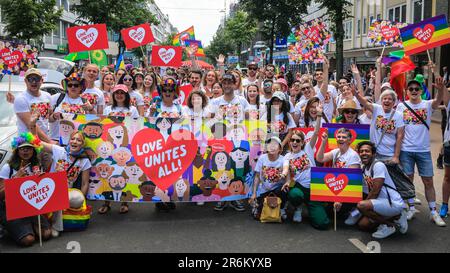 Düsseldorf, Deutschland. 10. Juni 2023. Mehrere tausend Teilnehmer, Feiern aus den LGBT-Gemeinschaften sowie viele Freunde, Familien und Sympathisanten nehmen am 20. Jahrestag des christopher Street Day märz Teil, gefolgt von Festlichkeiten und Partys in der Hauptstadt NRW. CSD umfasst auch Düsseldorf Pride. Das diesjährige Motto lautet „Gemeinsam Lohnt sich“ (zusammen lohnt es sich). Kredit: Imageplotter/Alamy Live News Stockfoto