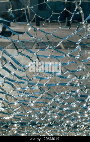 Hintergrund aus zerbrochenem Glas mit Netzmuster und Details zur Nahaufnahme Stockfoto
